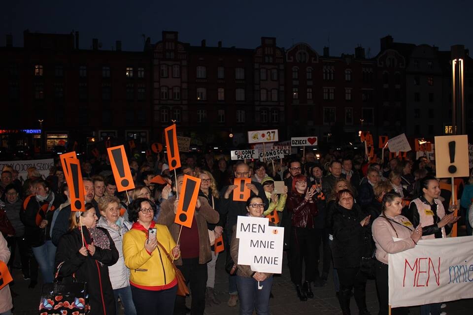 Wtorkowym wieczorem na placu Jana Pawła II w Rudzie Śląskiej przed budynkiem Urzędu Miasta odbył się wiec poparcia dla strajkujących nauczycieli. W akcji pod nazwą „Łańcuch Światła” wzięli udział przede wszystkim rudzcy pracownicy oświaty, nie zabrakło również ich rodzin oraz tych uczniów, którzy wspierają swoich pedagogów w akcji protestacyjnej.