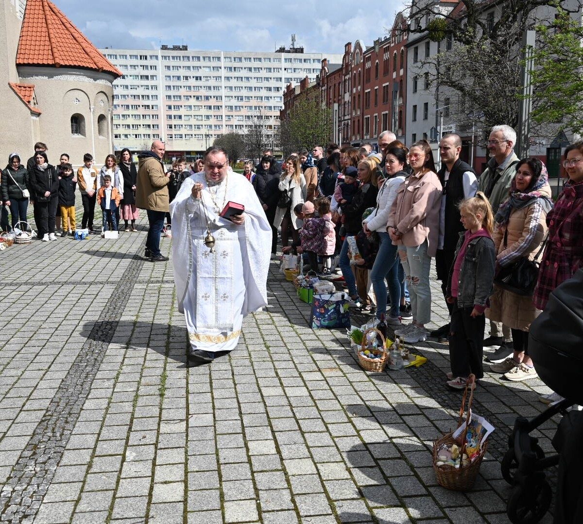 Kilkadziesiąt osób uczestniczyło w śniadaniu wielkanocnym dla uchodźców wojennych z Ukrainy, zorganizowanym w niedzielę w Rudzie Śląskiej. 

fot. UM Ruda Śląska / Fundacja Przyjaciół Świętego Mikołaja