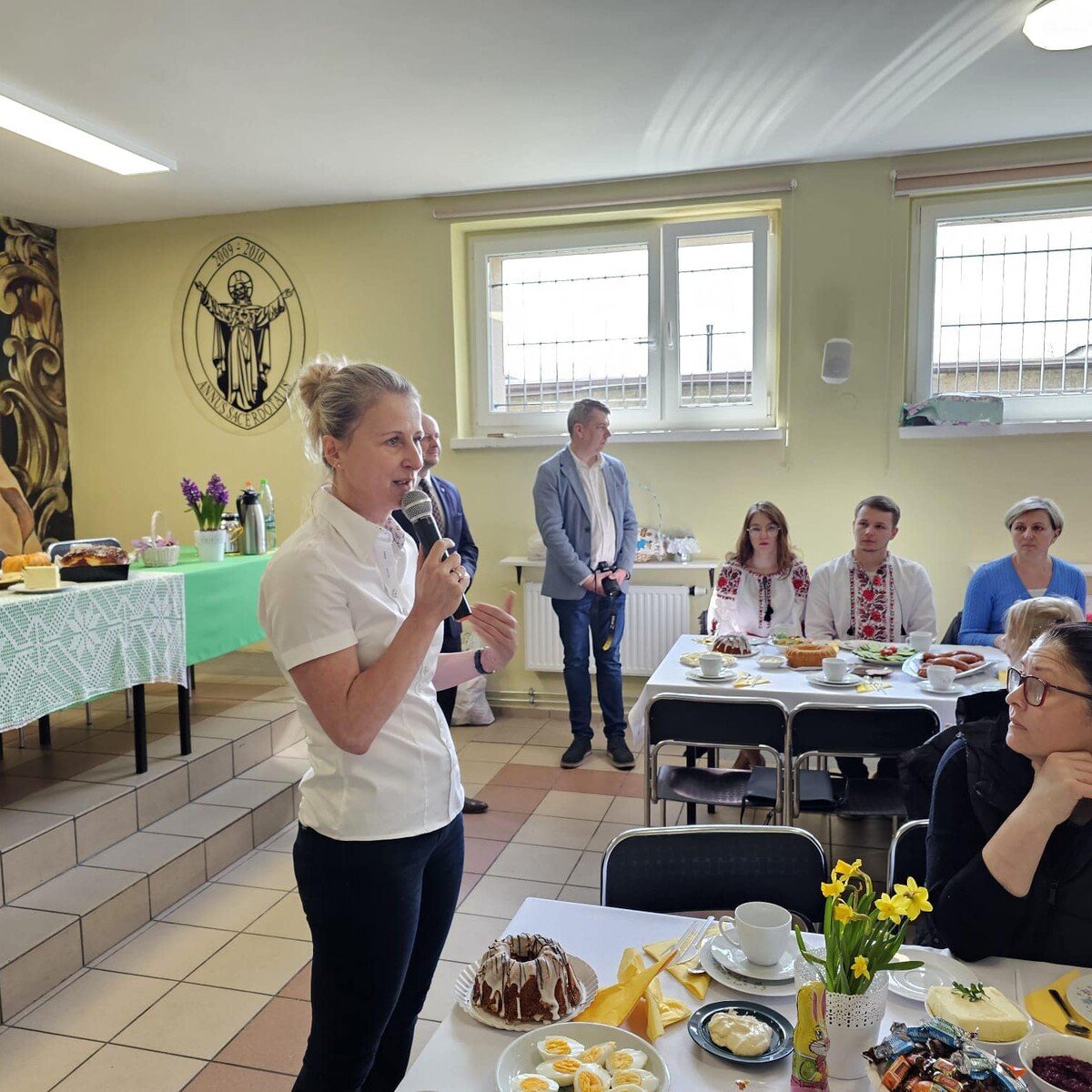 Kilkadziesiąt osób uczestniczyło w śniadaniu wielkanocnym dla uchodźców wojennych z Ukrainy, zorganizowanym w niedzielę w Rudzie Śląskiej. 

fot. UM Ruda Śląska / Fundacja Przyjaciół Świętego Mikołaja