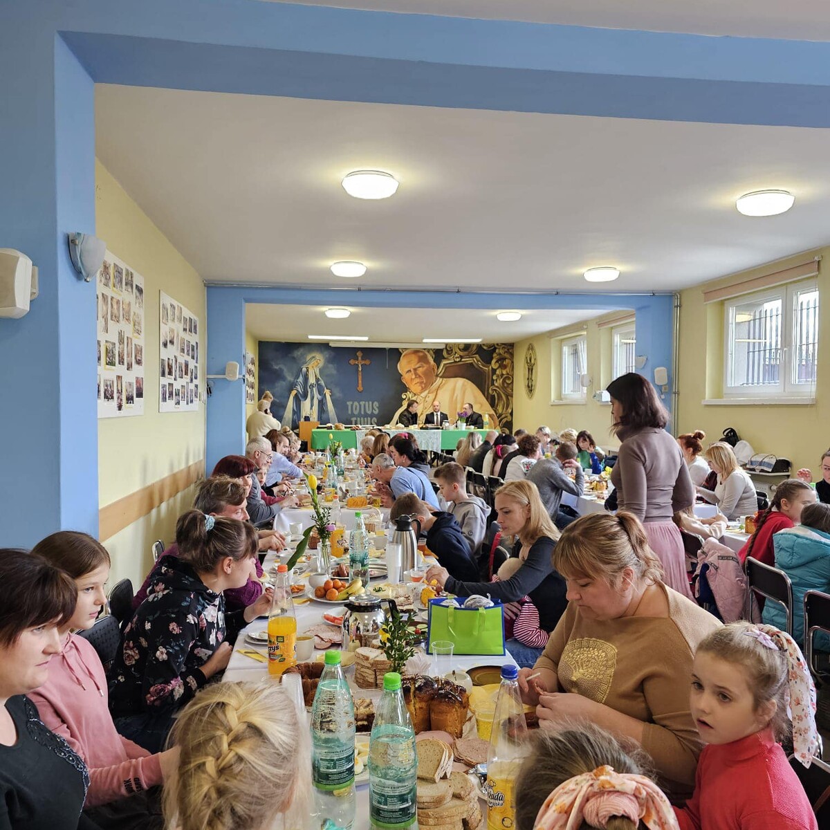 Kilkadziesiąt osób uczestniczyło w śniadaniu wielkanocnym dla uchodźców wojennych z Ukrainy, zorganizowanym w niedzielę w Rudzie Śląskiej. 

fot. UM Ruda Śląska / Fundacja Przyjaciół Świętego Mikołaja