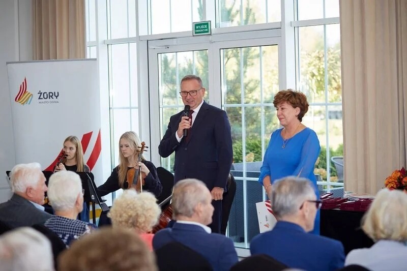 Prezydent Waldemar Socha uhonorował jubilatów obchodzących 50., 60., 65. i 70. rocznicę ślubu / fot. UM Żory