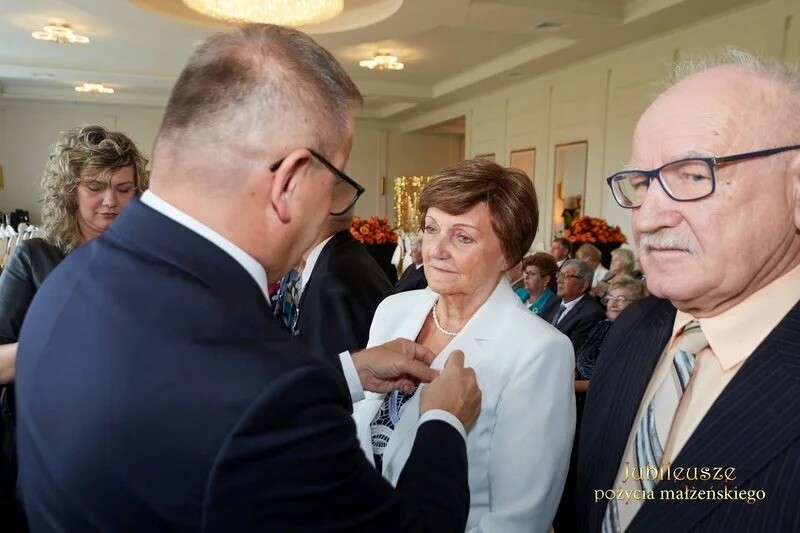 Prezydent Waldemar Socha uhonorował jubilatów obchodzących 50., 60., 65. i 70. rocznicę ślubu / fot. UM Żory