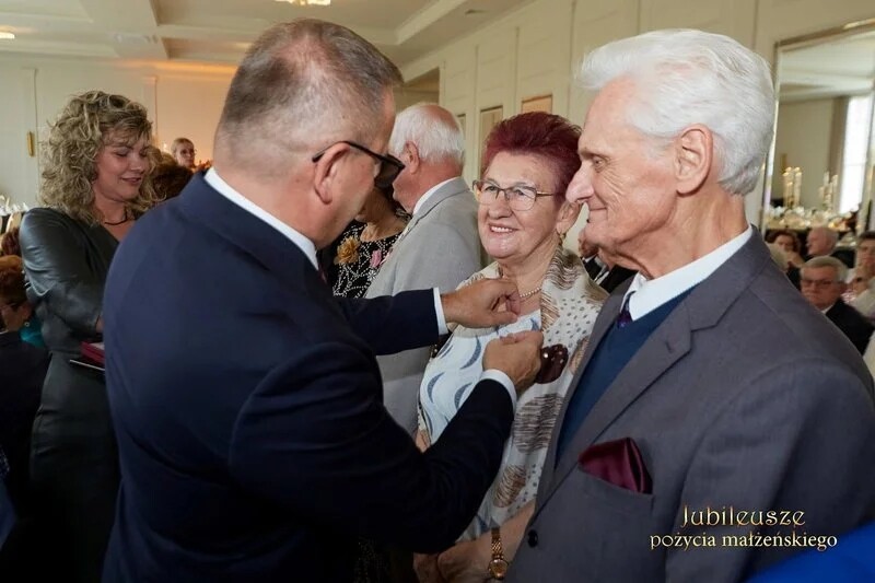 Prezydent Waldemar Socha uhonorował jubilatów obchodzących 50., 60., 65. i 70. rocznicę ślubu / fot. UM Żory