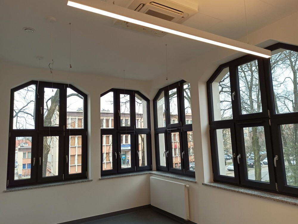 Willa przy ulicy Piotra Niedurnego 75 w Rudzie Śląskiej to połączenie nowoczesności 
i tradycji. Zabytkowy gmach przeszedł niedawno gruntowną rewitalizację, a teraz czeka na nowych najemców. MPGM TBS SP z o. o ma do wynajęcia pomieszczenia: 4 lokale użytkowe z węzłem sanitarnym na I piętrze (260 m2) oraz 4 lokale użytkowe z węzłem sanitarnym na poddaszu (218 m2). To idealna przestrzeń na biura, gabinety czy kancelarię.