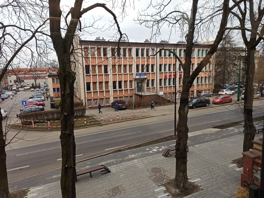 Willa przy ulicy Piotra Niedurnego 75 w Rudzie Śląskiej to połączenie nowoczesności 
i tradycji. Zabytkowy gmach przeszedł niedawno gruntowną rewitalizację, a teraz czeka na nowych najemców. MPGM TBS SP z o. o ma do wynajęcia pomieszczenia: 4 lokale użytkowe z węzłem sanitarnym na I piętrze (260 m2) oraz 4 lokale użytkowe z węzłem sanitarnym na poddaszu (218 m2). To idealna przestrzeń na biura, gabinety czy kancelarię.