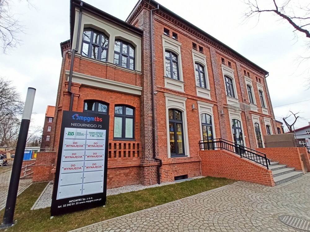 Willa przy ulicy Piotra Niedurnego 75 w Rudzie Śląskiej to połączenie nowoczesności 
i tradycji. Zabytkowy gmach przeszedł niedawno gruntowną rewitalizację, a teraz czeka na nowych najemców. MPGM TBS SP z o. o ma do wynajęcia pomieszczenia: 4 lokale użytkowe z węzłem sanitarnym na I piętrze (260 m2) oraz 4 lokale użytkowe z węzłem sanitarnym na poddaszu (218 m2). To idealna przestrzeń na biura, gabinety czy kancelarię.