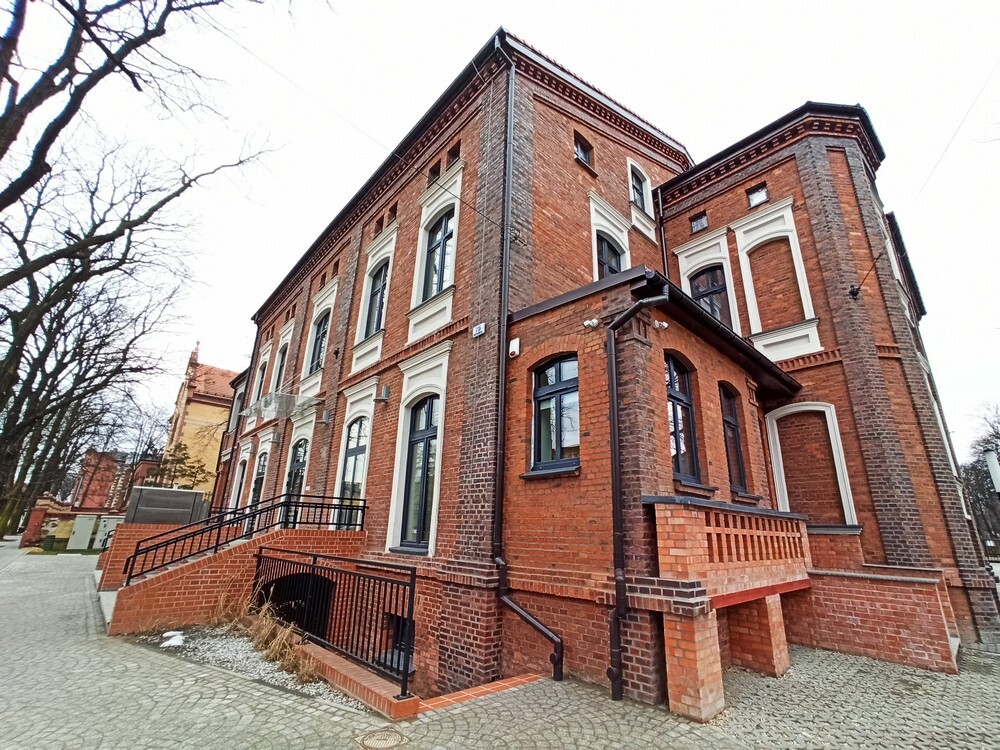 Willa przy ulicy Piotra Niedurnego 75 w Rudzie Śląskiej to połączenie nowoczesności 
i tradycji. Zabytkowy gmach przeszedł niedawno gruntowną rewitalizację, a teraz czeka na nowych najemców. MPGM TBS SP z o. o ma do wynajęcia pomieszczenia: 4 lokale użytkowe z węzłem sanitarnym na I piętrze (260 m2) oraz 4 lokale użytkowe z węzłem sanitarnym na poddaszu (218 m2). To idealna przestrzeń na biura, gabinety czy kancelarię.