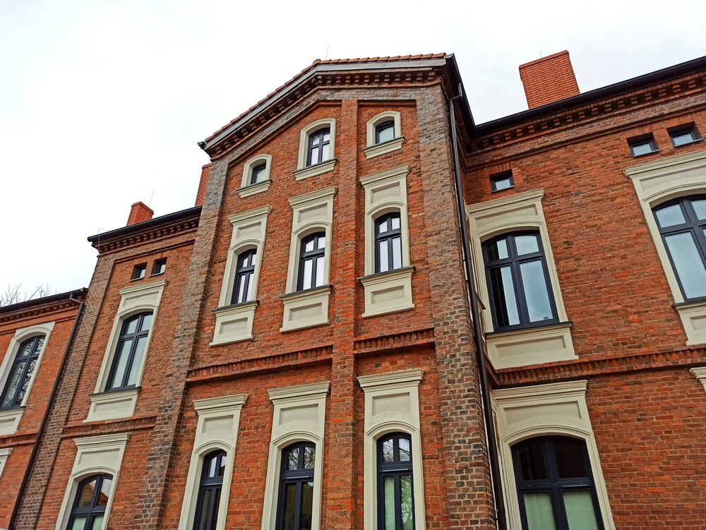 Willa przy ulicy Piotra Niedurnego 75 w Rudzie Śląskiej to połączenie nowoczesności 
i tradycji. Zabytkowy gmach przeszedł niedawno gruntowną rewitalizację, a teraz czeka na nowych najemców. MPGM TBS SP z o. o ma do wynajęcia pomieszczenia: 4 lokale użytkowe z węzłem sanitarnym na I piętrze (260 m2) oraz 4 lokale użytkowe z węzłem sanitarnym na poddaszu (218 m2). To idealna przestrzeń na biura, gabinety czy kancelarię.