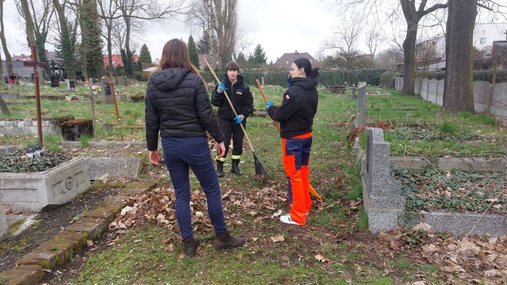 Społecznicy i uczniowie wysprzątali zabytkowy cmentarz parafialny w Orzegowie/fot. Towarzystwo Miłośników Orzegowa