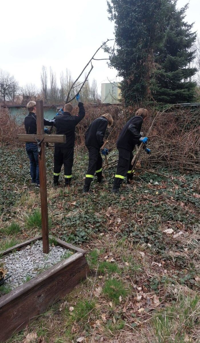 Społecznicy i uczniowie wysprzątali zabytkowy cmentarz parafialny w Orzegowie/fot. Towarzystwo Miłośników Orzegowa