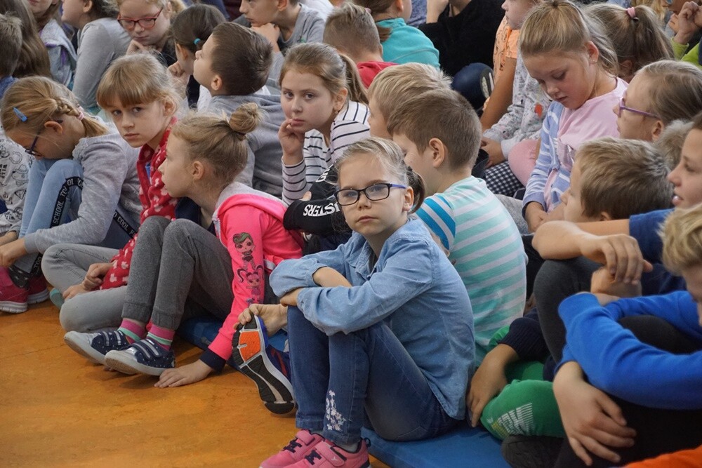 Anita Włodarczyk odwiedziła dziś Rudę Śląską! Polska lekkoatletka, dwukrotna złota medalistka igrzysk olimpijskich, czterokrotna mistrzyni świata oraz wielokrotna rekordzistka świata, Europy i kraju w rzucie młotem rozmawiała dzisiaj z uczniami Szkoły Podstawowej Sportowej nr 15 w Halembie.