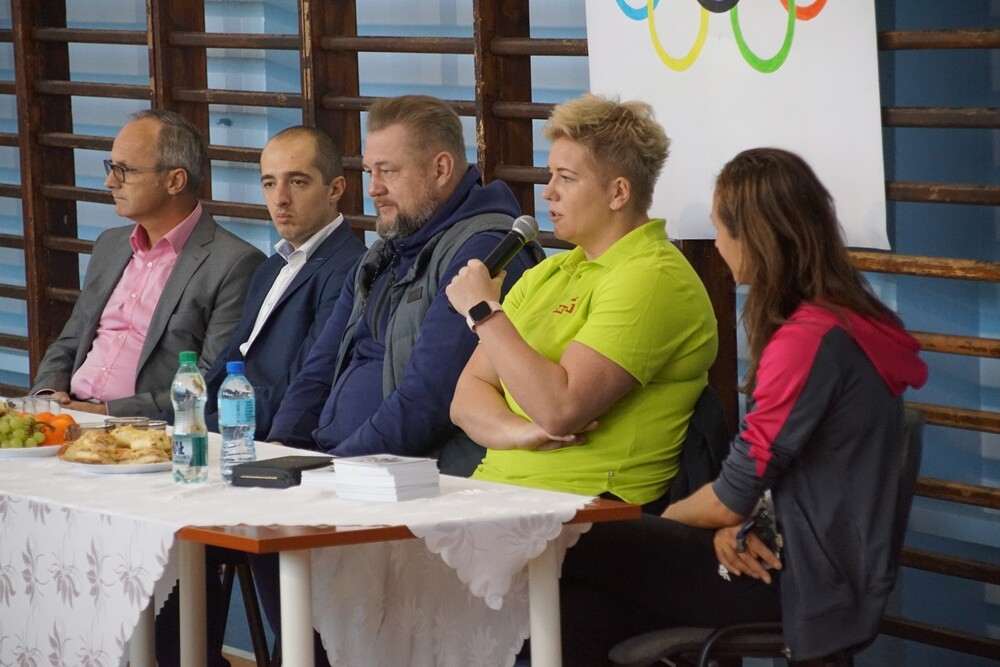 Anita Włodarczyk odwiedziła dziś Rudę Śląską! Polska lekkoatletka, dwukrotna złota medalistka igrzysk olimpijskich, czterokrotna mistrzyni świata oraz wielokrotna rekordzistka świata, Europy i kraju w rzucie młotem rozmawiała dzisiaj z uczniami Szkoły Podstawowej Sportowej nr 15 w Halembie.