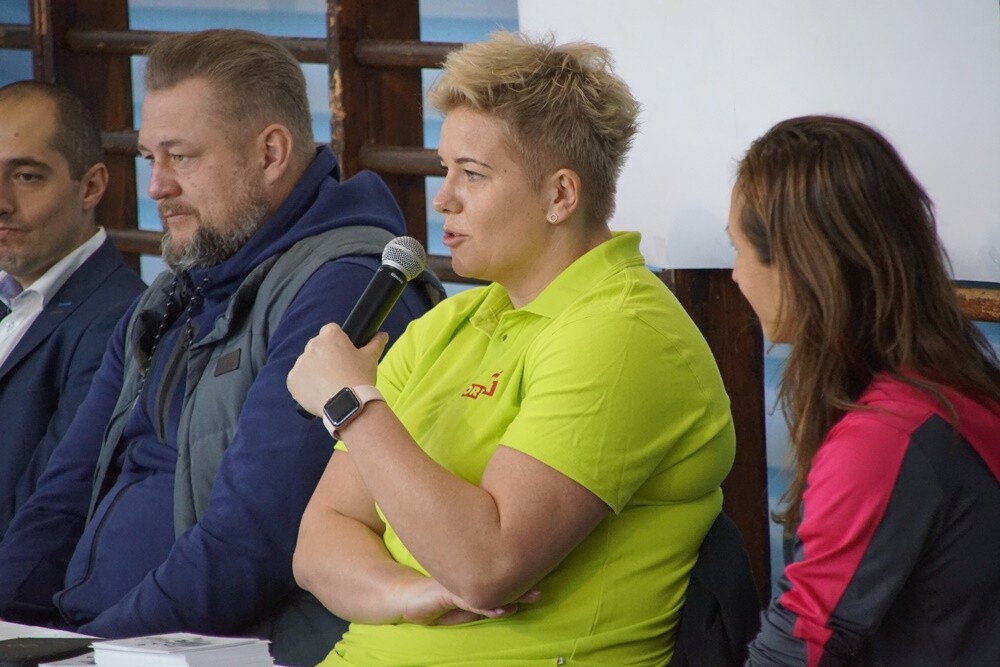 Anita Włodarczyk odwiedziła dziś Rudę Śląską! Polska lekkoatletka, dwukrotna złota medalistka igrzysk olimpijskich, czterokrotna mistrzyni świata oraz wielokrotna rekordzistka świata, Europy i kraju w rzucie młotem rozmawiała dzisiaj z uczniami Szkoły Podstawowej Sportowej nr 15 w Halembie.