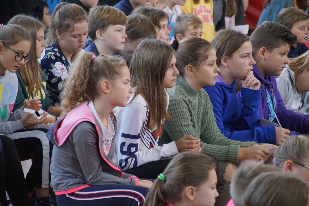 Anita Włodarczyk odwiedziła dziś Rudę Śląską! Polska lekkoatletka, dwukrotna złota medalistka igrzysk olimpijskich, czterokrotna mistrzyni świata oraz wielokrotna rekordzistka świata, Europy i kraju w rzucie młotem rozmawiała dzisiaj z uczniami Szkoły Podstawowej Sportowej nr 15 w Halembie.
