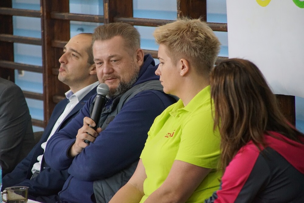 Anita Włodarczyk odwiedziła dziś Rudę Śląską! Polska lekkoatletka, dwukrotna złota medalistka igrzysk olimpijskich, czterokrotna mistrzyni świata oraz wielokrotna rekordzistka świata, Europy i kraju w rzucie młotem rozmawiała dzisiaj z uczniami Szkoły Podstawowej Sportowej nr 15 w Halembie.