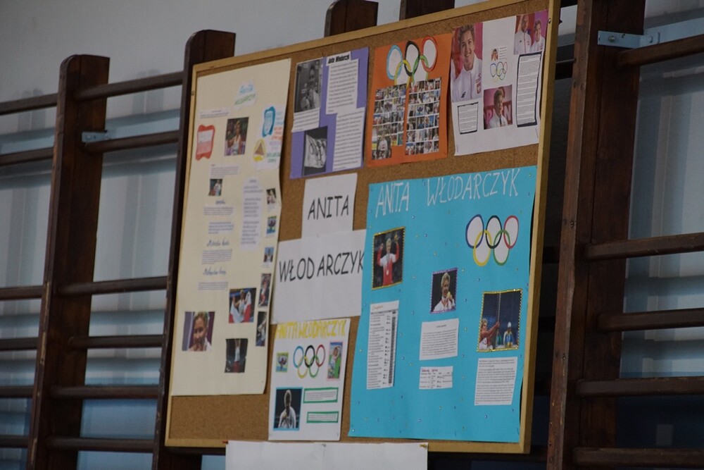 Anita Włodarczyk odwiedziła dziś Rudę Śląską! Polska lekkoatletka, dwukrotna złota medalistka igrzysk olimpijskich, czterokrotna mistrzyni świata oraz wielokrotna rekordzistka świata, Europy i kraju w rzucie młotem rozmawiała dzisiaj z uczniami Szkoły Podstawowej Sportowej nr 15 w Halembie.