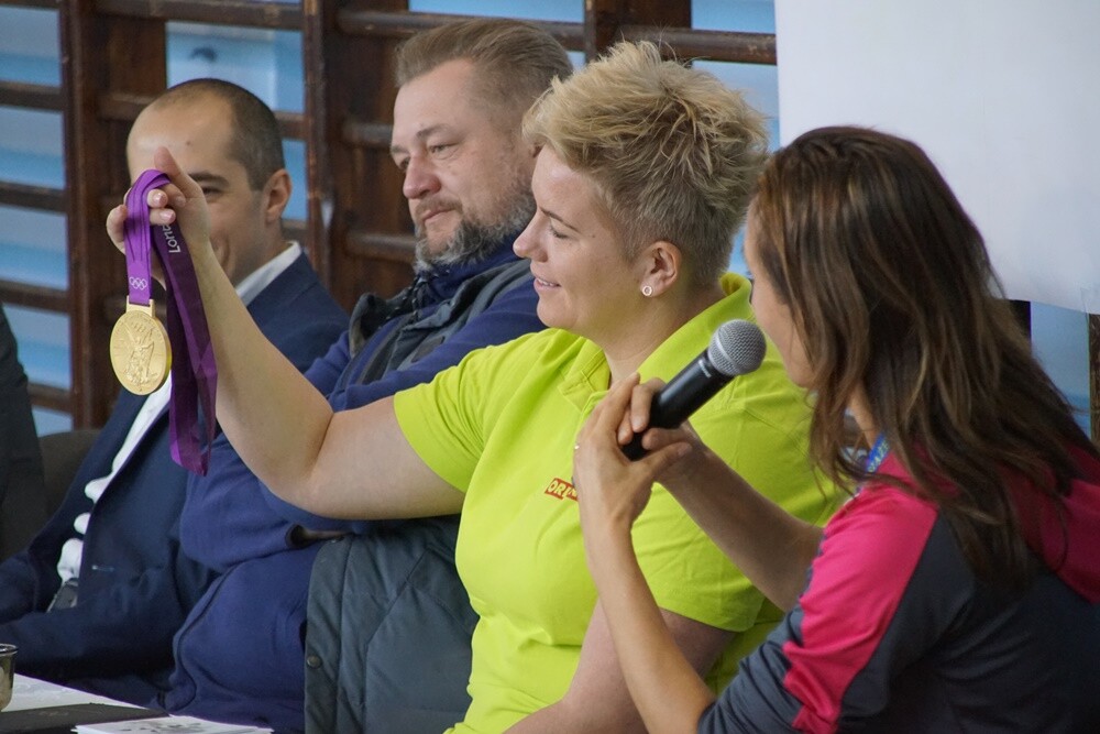 Anita Włodarczyk odwiedziła dziś Rudę Śląską! Polska lekkoatletka, dwukrotna złota medalistka igrzysk olimpijskich, czterokrotna mistrzyni świata oraz wielokrotna rekordzistka świata, Europy i kraju w rzucie młotem rozmawiała dzisiaj z uczniami Szkoły Podstawowej Sportowej nr 15 w Halembie.