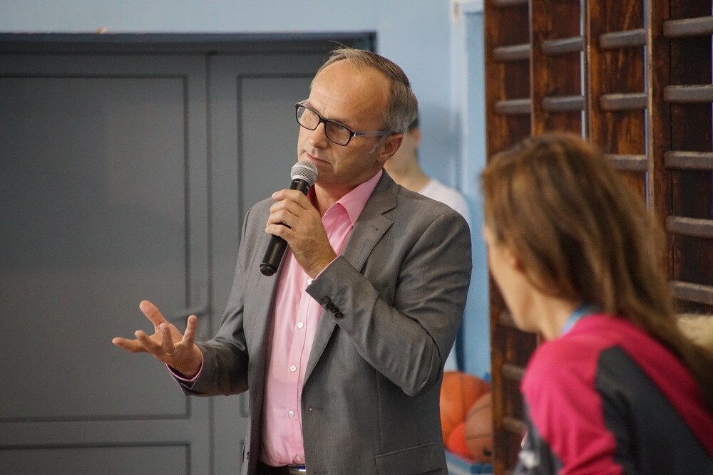 Anita Włodarczyk odwiedziła dziś Rudę Śląską! Polska lekkoatletka, dwukrotna złota medalistka igrzysk olimpijskich, czterokrotna mistrzyni świata oraz wielokrotna rekordzistka świata, Europy i kraju w rzucie młotem rozmawiała dzisiaj z uczniami Szkoły Podstawowej Sportowej nr 15 w Halembie.