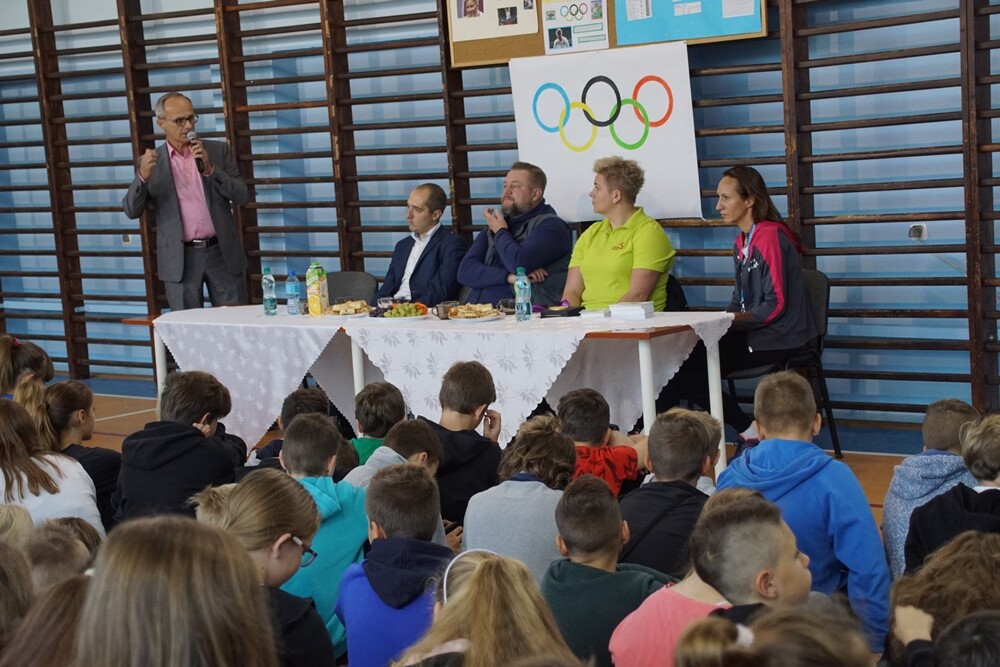 Anita Włodarczyk odwiedziła dziś Rudę Śląską! Polska lekkoatletka, dwukrotna złota medalistka igrzysk olimpijskich, czterokrotna mistrzyni świata oraz wielokrotna rekordzistka świata, Europy i kraju w rzucie młotem rozmawiała dzisiaj z uczniami Szkoły Podstawowej Sportowej nr 15 w Halembie.