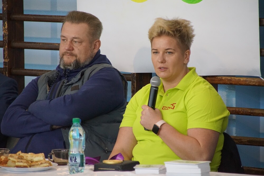 Anita Włodarczyk odwiedziła dziś Rudę Śląską! Polska lekkoatletka, dwukrotna złota medalistka igrzysk olimpijskich, czterokrotna mistrzyni świata oraz wielokrotna rekordzistka świata, Europy i kraju w rzucie młotem rozmawiała dzisiaj z uczniami Szkoły Podstawowej Sportowej nr 15 w Halembie.