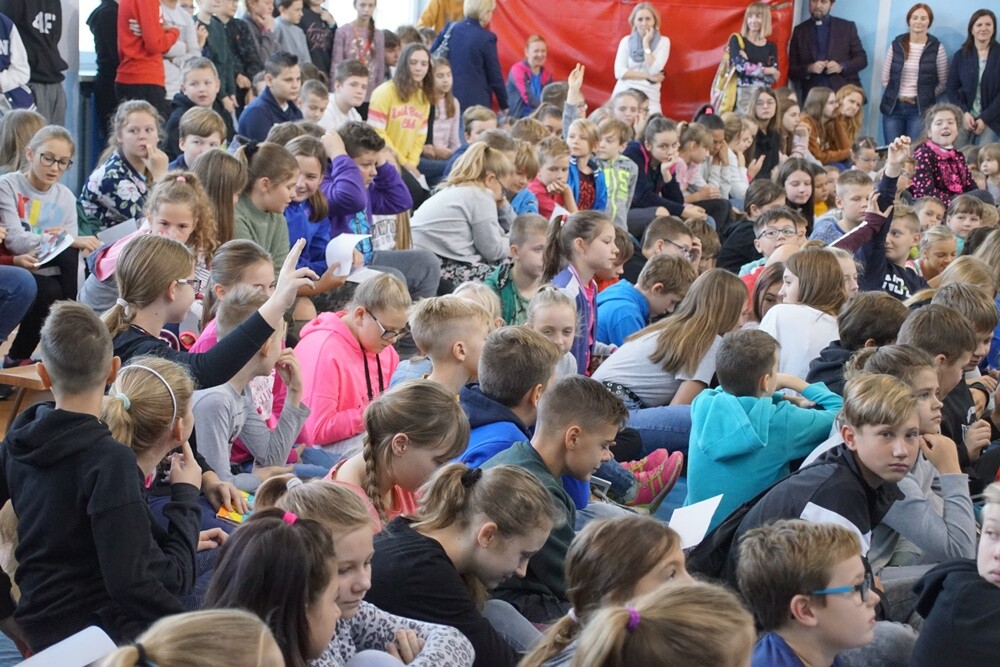 Anita Włodarczyk odwiedziła dziś Rudę Śląską! Polska lekkoatletka, dwukrotna złota medalistka igrzysk olimpijskich, czterokrotna mistrzyni świata oraz wielokrotna rekordzistka świata, Europy i kraju w rzucie młotem rozmawiała dzisiaj z uczniami Szkoły Podstawowej Sportowej nr 15 w Halembie.