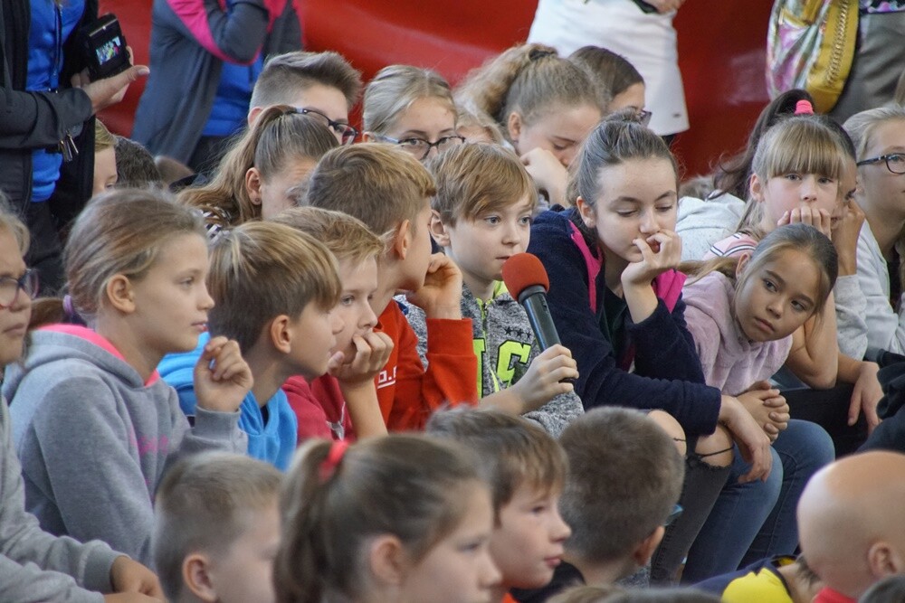 Anita Włodarczyk odwiedziła dziś Rudę Śląską! Polska lekkoatletka, dwukrotna złota medalistka igrzysk olimpijskich, czterokrotna mistrzyni świata oraz wielokrotna rekordzistka świata, Europy i kraju w rzucie młotem rozmawiała dzisiaj z uczniami Szkoły Podstawowej Sportowej nr 15 w Halembie.