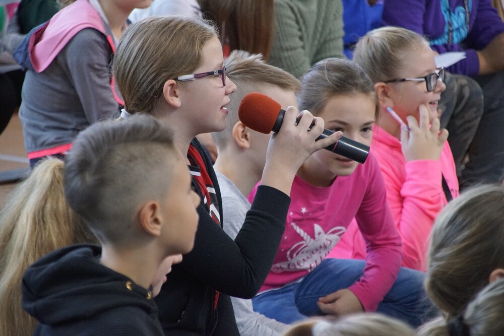 Anita Włodarczyk odwiedziła dziś Rudę Śląską! Polska lekkoatletka, dwukrotna złota medalistka igrzysk olimpijskich, czterokrotna mistrzyni świata oraz wielokrotna rekordzistka świata, Europy i kraju w rzucie młotem rozmawiała dzisiaj z uczniami Szkoły Podstawowej Sportowej nr 15 w Halembie.