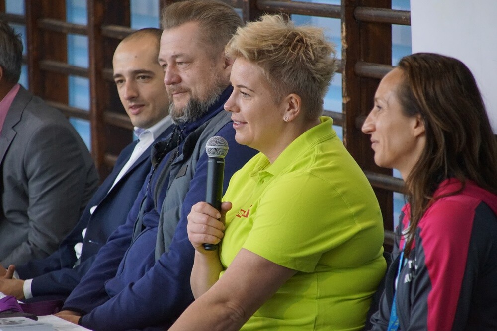 Anita Włodarczyk odwiedziła dziś Rudę Śląską! Polska lekkoatletka, dwukrotna złota medalistka igrzysk olimpijskich, czterokrotna mistrzyni świata oraz wielokrotna rekordzistka świata, Europy i kraju w rzucie młotem rozmawiała dzisiaj z uczniami Szkoły Podstawowej Sportowej nr 15 w Halembie.