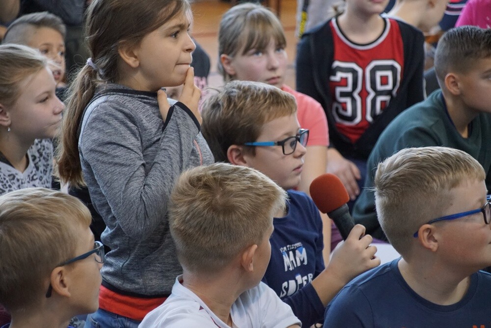 Anita Włodarczyk odwiedziła dziś Rudę Śląską! Polska lekkoatletka, dwukrotna złota medalistka igrzysk olimpijskich, czterokrotna mistrzyni świata oraz wielokrotna rekordzistka świata, Europy i kraju w rzucie młotem rozmawiała dzisiaj z uczniami Szkoły Podstawowej Sportowej nr 15 w Halembie.