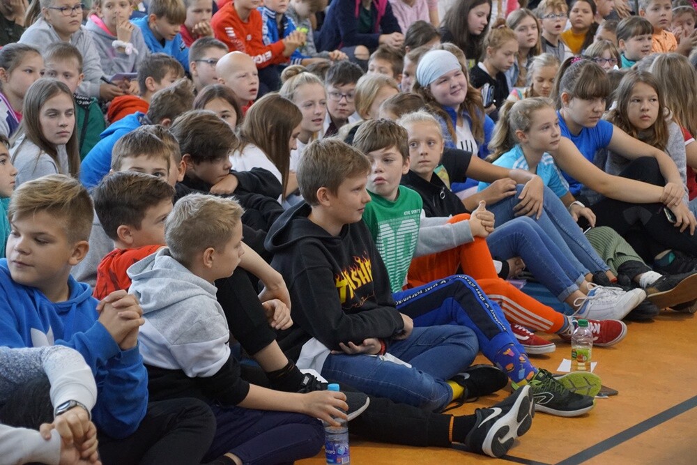 Anita Włodarczyk odwiedziła dziś Rudę Śląską! Polska lekkoatletka, dwukrotna złota medalistka igrzysk olimpijskich, czterokrotna mistrzyni świata oraz wielokrotna rekordzistka świata, Europy i kraju w rzucie młotem rozmawiała dzisiaj z uczniami Szkoły Podstawowej Sportowej nr 15 w Halembie.