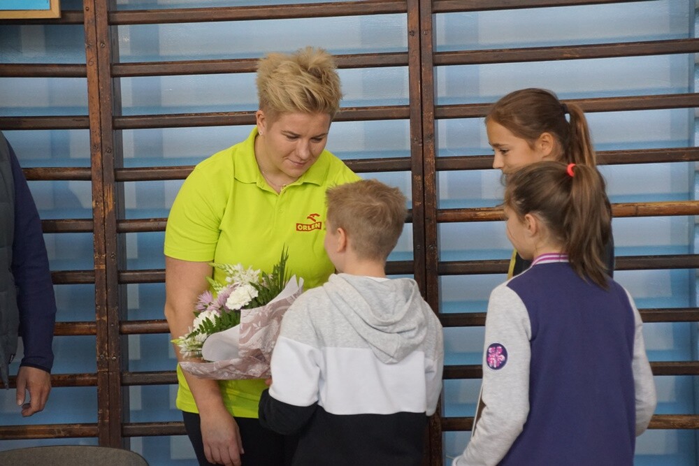 Anita Włodarczyk odwiedziła dziś Rudę Śląską! Polska lekkoatletka, dwukrotna złota medalistka igrzysk olimpijskich, czterokrotna mistrzyni świata oraz wielokrotna rekordzistka świata, Europy i kraju w rzucie młotem rozmawiała dzisiaj z uczniami Szkoły Podstawowej Sportowej nr 15 w Halembie.