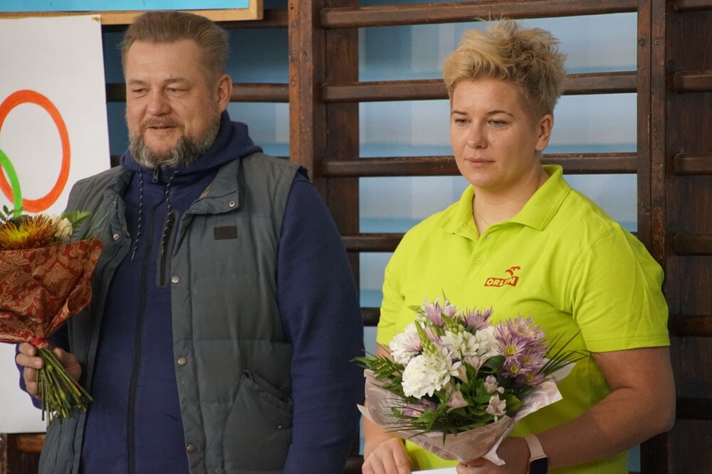 Anita Włodarczyk odwiedziła dziś Rudę Śląską! Polska lekkoatletka, dwukrotna złota medalistka igrzysk olimpijskich, czterokrotna mistrzyni świata oraz wielokrotna rekordzistka świata, Europy i kraju w rzucie młotem rozmawiała dzisiaj z uczniami Szkoły Podstawowej Sportowej nr 15 w Halembie.