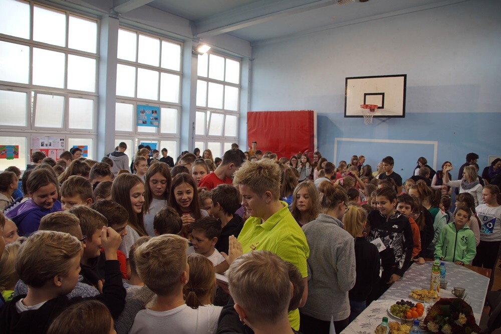 Anita Włodarczyk odwiedziła dziś Rudę Śląską! Polska lekkoatletka, dwukrotna złota medalistka igrzysk olimpijskich, czterokrotna mistrzyni świata oraz wielokrotna rekordzistka świata, Europy i kraju w rzucie młotem rozmawiała dzisiaj z uczniami Szkoły Podstawowej Sportowej nr 15 w Halembie.