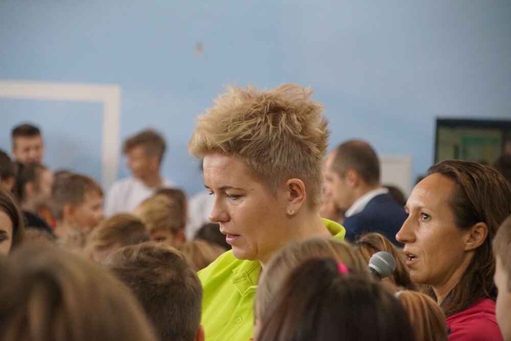 Anita Włodarczyk odwiedziła dziś Rudę Śląską! Polska lekkoatletka, dwukrotna złota medalistka igrzysk olimpijskich, czterokrotna mistrzyni świata oraz wielokrotna rekordzistka świata, Europy i kraju w rzucie młotem rozmawiała dzisiaj z uczniami Szkoły Podstawowej Sportowej nr 15 w Halembie.