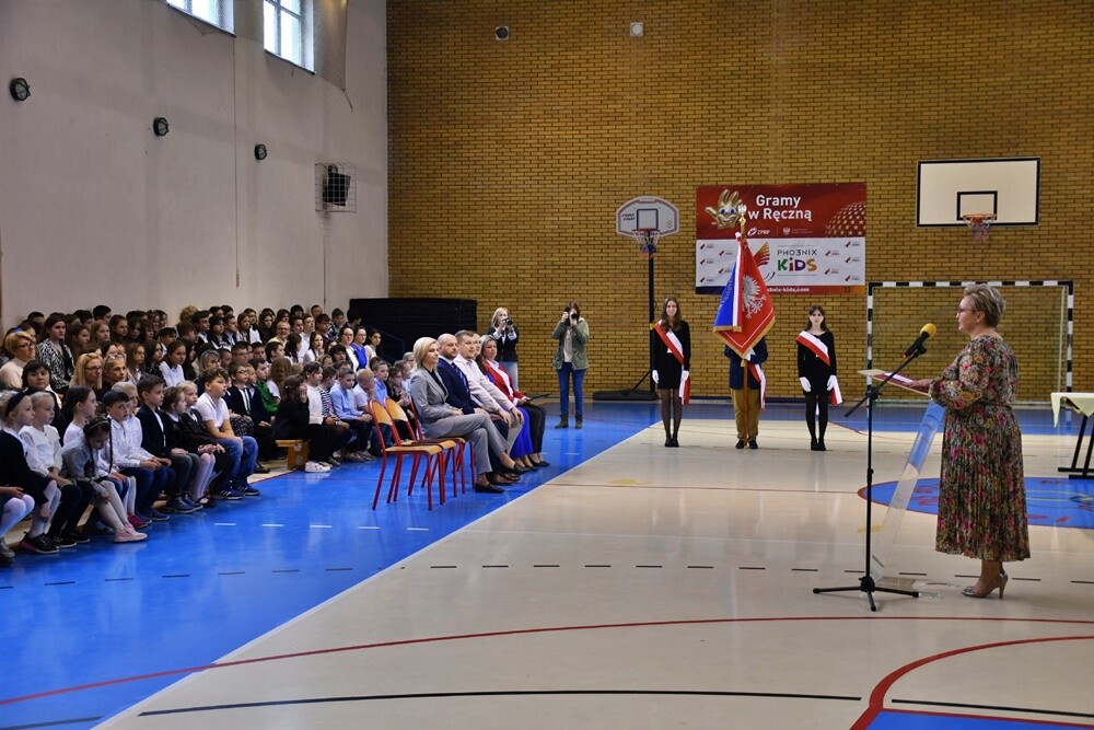 Budowa nowej siedziby Szkoły Podstawowej nr 17 idzie pełną parą! Dziś w placówce odbyła się uroczystość wmurowania Kapsuły Czasu, do której włożono m.in. listy uczniów, filmy, nagrania i zdjęcia.

fot. Jacek Knapik