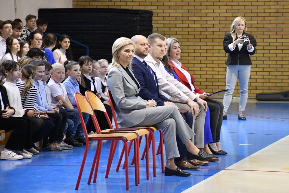 Budowa nowej siedziby Szkoły Podstawowej nr 17 idzie pełną parą! Dziś w placówce odbyła się uroczystość wmurowania Kapsuły Czasu, do której włożono m.in. listy uczniów, filmy, nagrania i zdjęcia.

fot. Jacek Knapik
