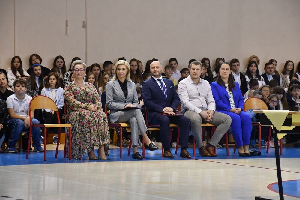 Budowa nowej siedziby Szkoły Podstawowej nr 17 idzie pełną parą! Dziś w placówce odbyła się uroczystość wmurowania Kapsuły Czasu, do której włożono m.in. listy uczniów, filmy, nagrania i zdjęcia.

fot. Jacek Knapik