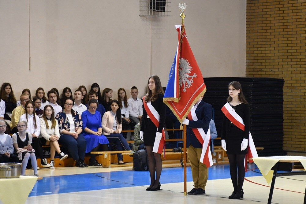Budowa nowej siedziby Szkoły Podstawowej nr 17 idzie pełną parą! Dziś w placówce odbyła się uroczystość wmurowania Kapsuły Czasu, do której włożono m.in. listy uczniów, filmy, nagrania i zdjęcia.

fot. Jacek Knapik