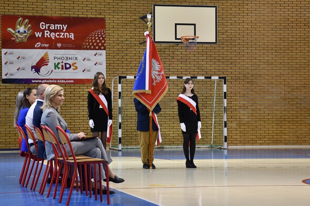 Budowa nowej siedziby Szkoły Podstawowej nr 17 idzie pełną parą! Dziś w placówce odbyła się uroczystość wmurowania Kapsuły Czasu, do której włożono m.in. listy uczniów, filmy, nagrania i zdjęcia.

fot. Jacek Knapik