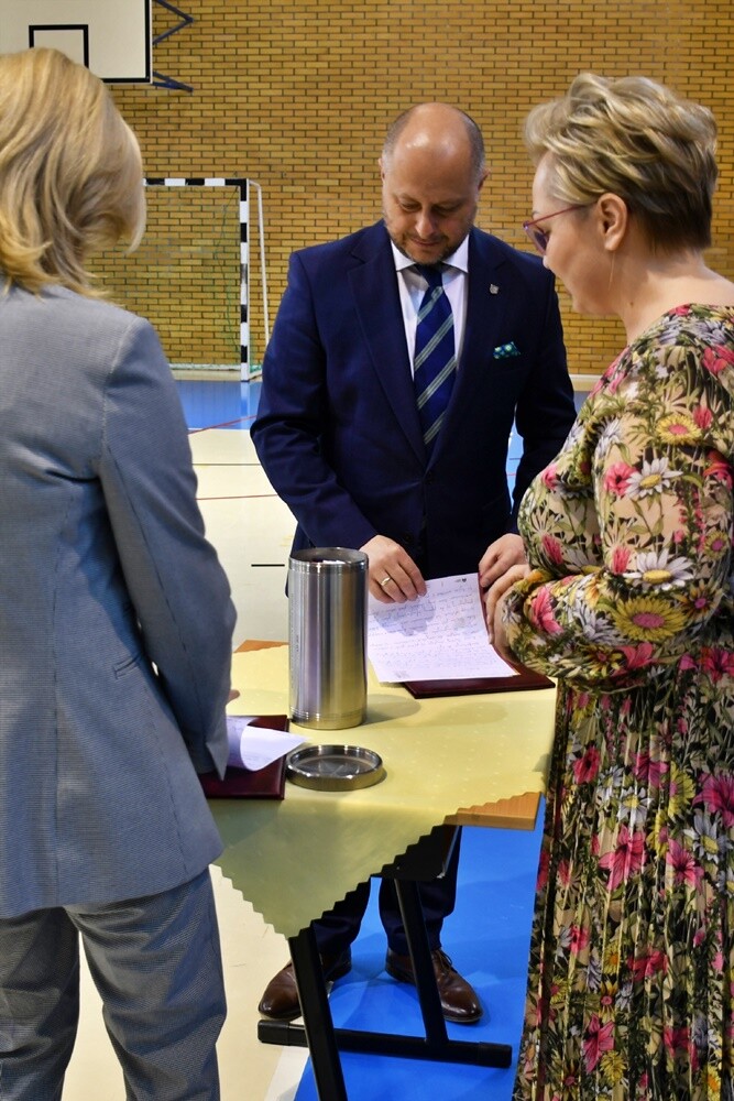 Budowa nowej siedziby Szkoły Podstawowej nr 17 idzie pełną parą! Dziś w placówce odbyła się uroczystość wmurowania Kapsuły Czasu, do której włożono m.in. listy uczniów, filmy, nagrania i zdjęcia.

fot. Jacek Knapik