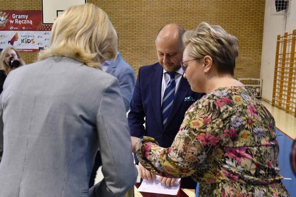 Budowa nowej siedziby Szkoły Podstawowej nr 17 idzie pełną parą! Dziś w placówce odbyła się uroczystość wmurowania Kapsuły Czasu, do której włożono m.in. listy uczniów, filmy, nagrania i zdjęcia.

fot. Jacek Knapik