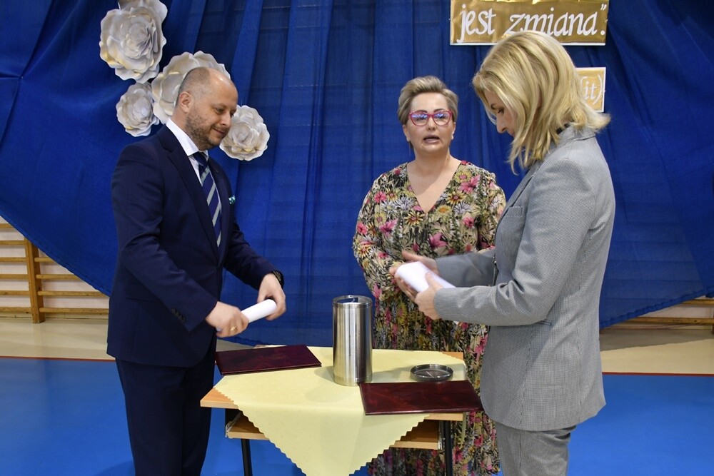 Budowa nowej siedziby Szkoły Podstawowej nr 17 idzie pełną parą! Dziś w placówce odbyła się uroczystość wmurowania Kapsuły Czasu, do której włożono m.in. listy uczniów, filmy, nagrania i zdjęcia.

fot. Jacek Knapik