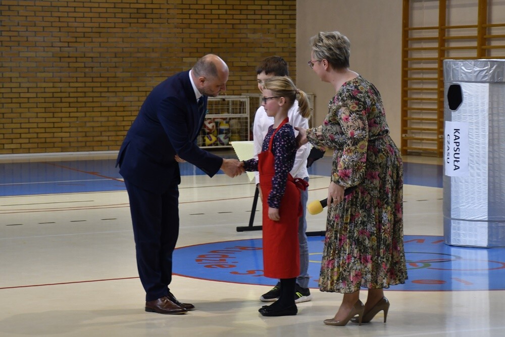 Budowa nowej siedziby Szkoły Podstawowej nr 17 idzie pełną parą! Dziś w placówce odbyła się uroczystość wmurowania Kapsuły Czasu, do której włożono m.in. listy uczniów, filmy, nagrania i zdjęcia.

fot. Jacek Knapik