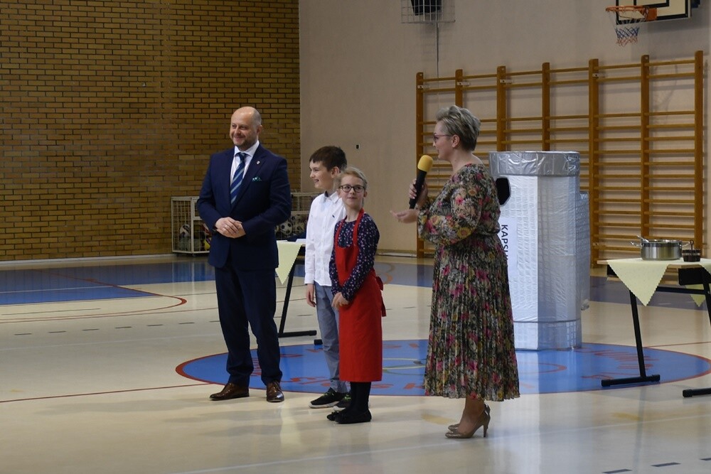 Budowa nowej siedziby Szkoły Podstawowej nr 17 idzie pełną parą! Dziś w placówce odbyła się uroczystość wmurowania Kapsuły Czasu, do której włożono m.in. listy uczniów, filmy, nagrania i zdjęcia.

fot. Jacek Knapik