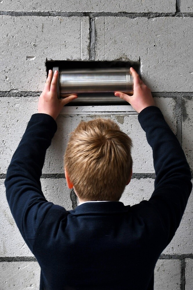 Budowa nowej siedziby Szkoły Podstawowej nr 17 idzie pełną parą! Dziś w placówce odbyła się uroczystość wmurowania Kapsuły Czasu, do której włożono m.in. listy uczniów, filmy, nagrania i zdjęcia.

fot. Jacek Knapik