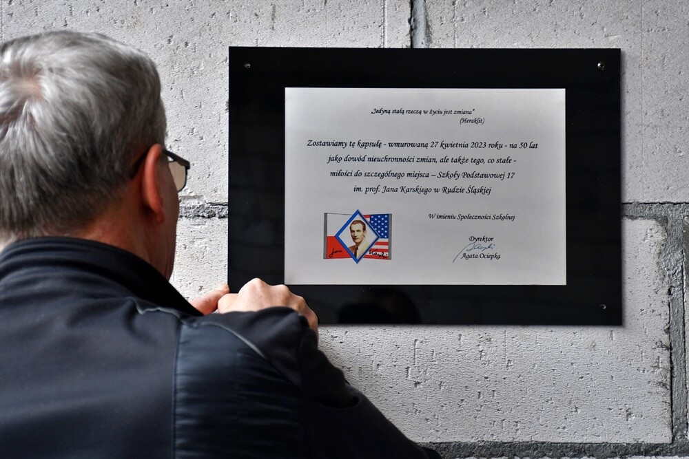 Budowa nowej siedziby Szkoły Podstawowej nr 17 idzie pełną parą! Dziś w placówce odbyła się uroczystość wmurowania Kapsuły Czasu, do której włożono m.in. listy uczniów, filmy, nagrania i zdjęcia.

fot. Jacek Knapik