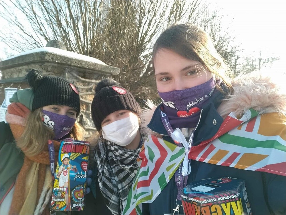 Wielka Orkiestra Świątecznej Pomocy zagrała już po raz 29! Mimo trwającej pandemii rudzianie udowodnili, że mają wielkie serca i chociaż tegoroczny finał był inny niż zwykle, to wolontariuszom w Rudzie Śląskiej udało się zebrać około 178 tys. zł!

Fot. III Liceum Ogólnokształcące im. Jana Pawła II w Kochłowicach.