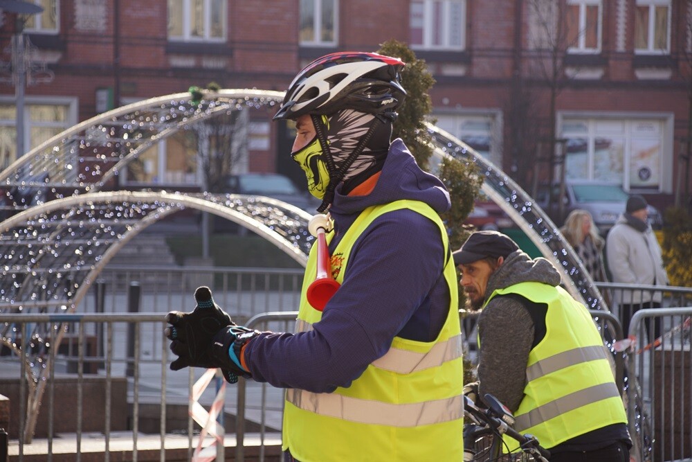 26. Finał Wielkiej Orkiestry Świątecznej Pomocy trwa na dobre także w Rudzie Śląskiej. Na ulicach wszystkich dzielnic naszego miasta można dziś spotkać wolontariuszy WOŚP. Z rynku o godzinie 13:00 wyjechali uczestnicy Rudzkiego Spędu Rowerowego, którzy w ten sposób również wspierali akcję.
