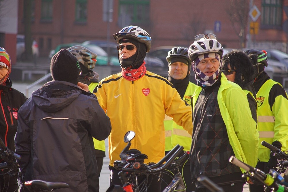 26. Finał Wielkiej Orkiestry Świątecznej Pomocy trwa na dobre także w Rudzie Śląskiej. Na ulicach wszystkich dzielnic naszego miasta można dziś spotkać wolontariuszy WOŚP. Z rynku o godzinie 13:00 wyjechali uczestnicy Rudzkiego Spędu Rowerowego, którzy w ten sposób również wspierali akcję.