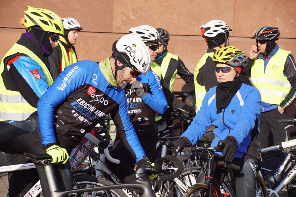 26. Finał Wielkiej Orkiestry Świątecznej Pomocy trwa na dobre także w Rudzie Śląskiej. Na ulicach wszystkich dzielnic naszego miasta można dziś spotkać wolontariuszy WOŚP. Z rynku o godzinie 13:00 wyjechali uczestnicy Rudzkiego Spędu Rowerowego, którzy w ten sposób również wspierali akcję.